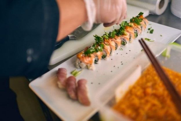 Frisch angerichtetes Sushi mit Koriander – Ausdruck für Ästhetik, Präzision und Qualität im Fine Dining Gutschein der SAviña Kochschule Düsseldorf