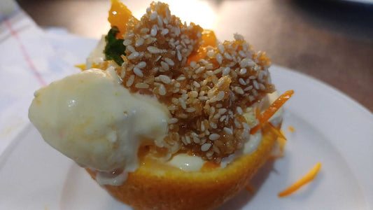 Orangeneis in der Orangenschale mit Sesamkrokant – Dessert im vegetarischen Tapas-Kochkurs in Düsseldorf