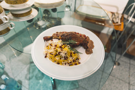 Tellergericht mit Khoresht-e Fesenjoun und Ente – süß-herzhaftes Hauptgericht im Kochkurs Duesseldorf Mehmuni