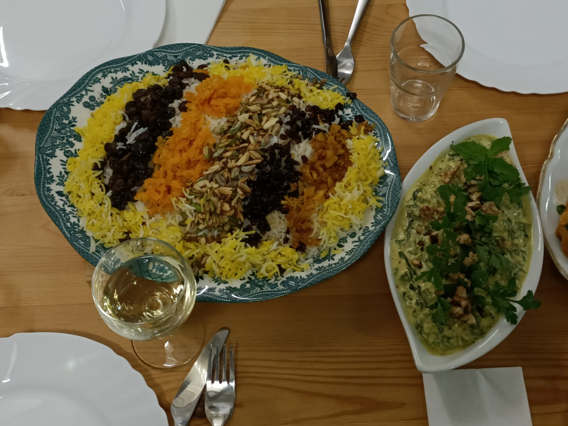 Bunter Juwelenreis mit Granatapfel und Bourani-Dip – vegetarisches Gericht im persischen Kochkurs Düsseldorf