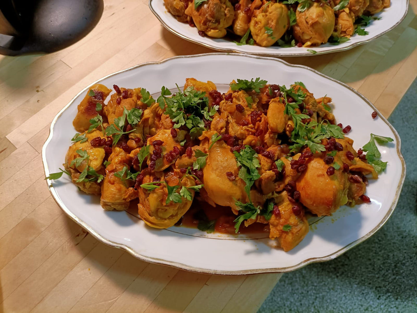 Morghgericht mit Hähnchenschenkeln und Safranreis – typisches Hauptgericht im persischen Kochkurs in Düsseldorf