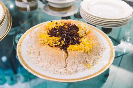 ersisches Reisgericht Zereshk Polo auf großer Platte – Hauptgericht im Kochkurs Mehmuni in Düsseldorf